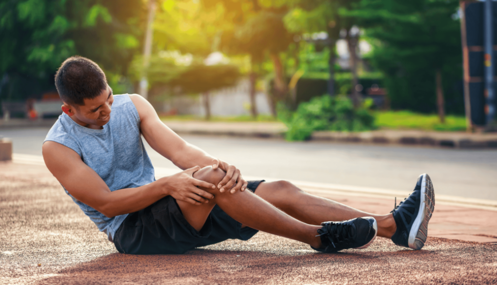 Physiotherapeut erklärt die Anatomie und Verletzungsmechanik des vorderen Kreuzbandes in der NEXCORE Physiotherapie Ennigerloh.