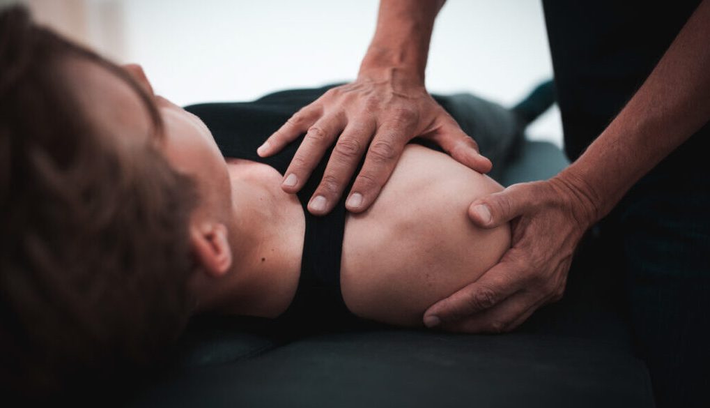 Trainer zeigt den Unterschied zwischen Massage und aktivem Training bei NEXCORE Ennigerloh, um verbreitete Massagemythen aufzuklären.