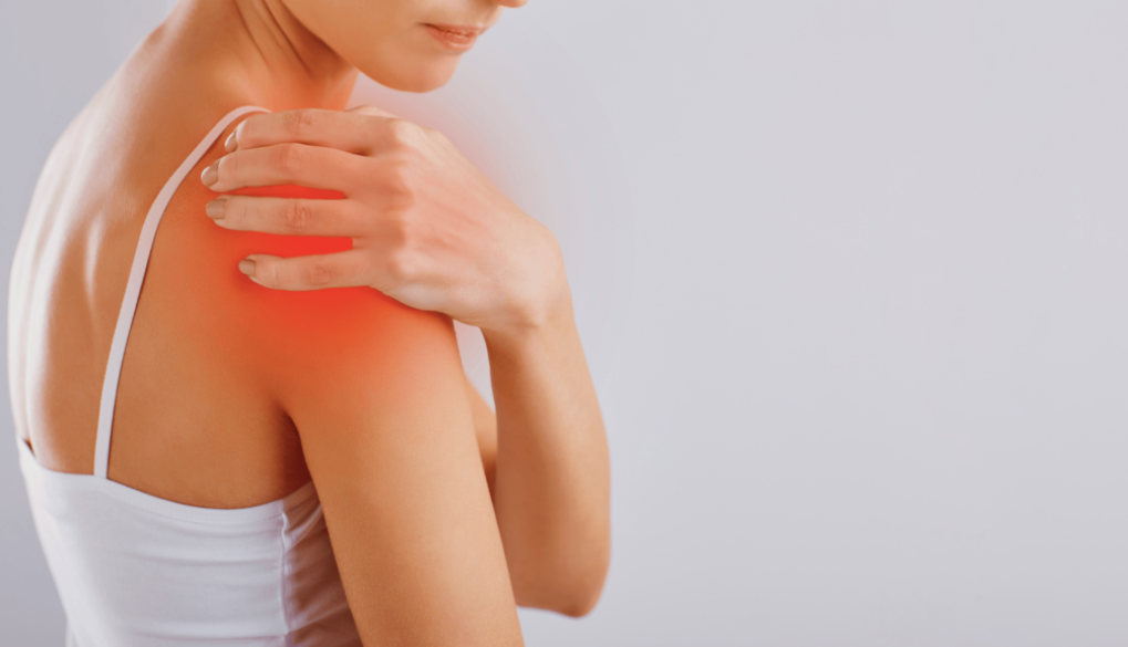 Person führt eine Mobilisationsübung gegen Frozen Shoulder im NEXCORE Fitnessstudio Ennigerloh aus, um Beweglichkeit und Schulterfreiheit zu