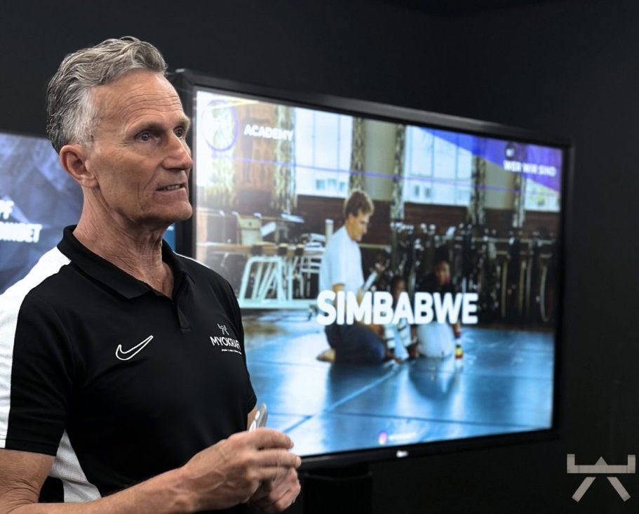 Sanfte Bewegungsübung zur Schmerzlinderung bei Schulterimpingement für Mitglieder aus Warendorf und Umgebung.