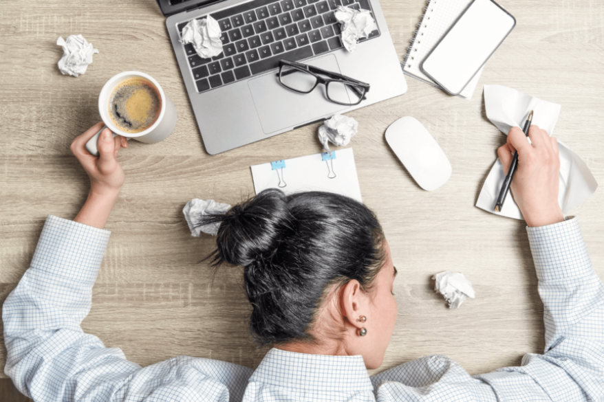 Kombination aus Bewegung und Atmung zur Stressreduktion im Alltag.