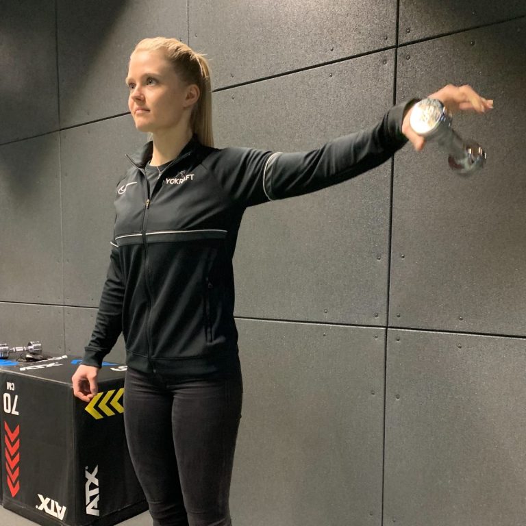 Kraftübung zur Unterstützung der Schulterstabilität nach Luxation im NEXCORE Fitnessstudio Ennigerloh.