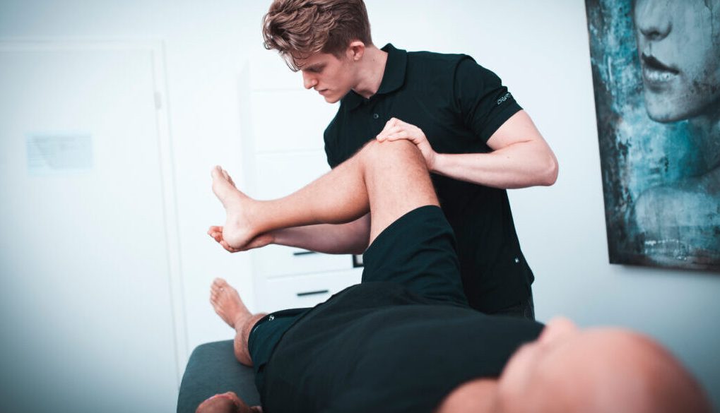 Person zeigt eine geführte Knieübung im NEXCORE Fitnessstudio Ennigerloh zur Linderung von Meniskusschmerzen und Verbesserung der Stabilität