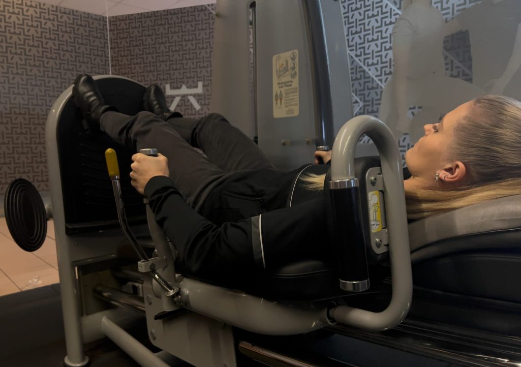 Sichere Belastungsübung bei Bandscheibenvorfall, angeleitet im NEXCORE Training Ennigerloh.