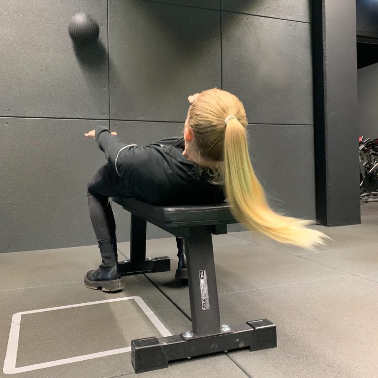 Geführtes Training für eine stabile, schmerzfreie Schulterfunktion nach einer Auskugelung im NEXCORE Studio Ennigerloh.