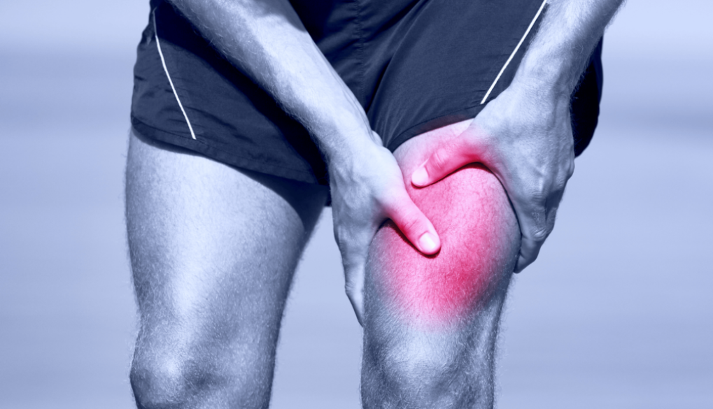 Sportler zeigt eine geführte Übung im NEXCORE Fitnessstudio Ennigerloh zur sicheren Frühmobilisation nach einem Muskelfaserriss.