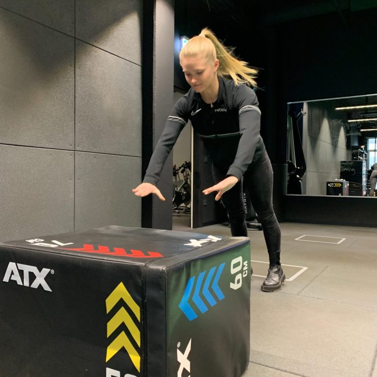 Physiotherapeut begleitet eine progressive Belastungsübung für die Schulter nach Luxation in der NEXCORE Physiotherapie.