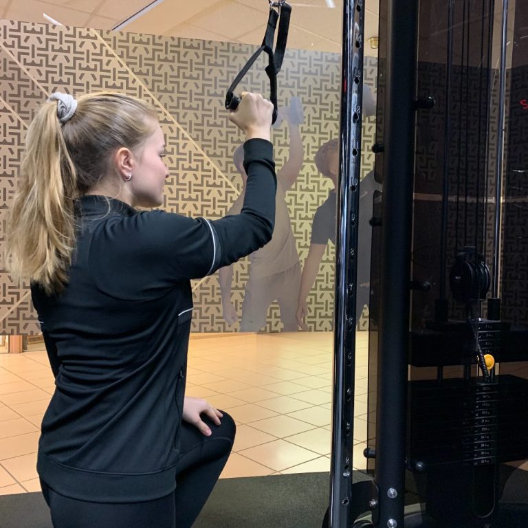 Aktive Reha-Übung zur Wiederherstellung der Beweglichkeit und Reduktion von Schmerzen bei Frozen Shoulder in Ennigerloh.